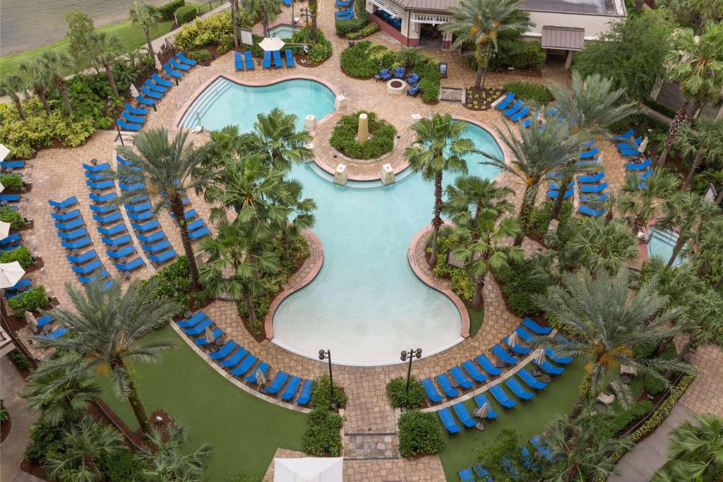 Una vista aérea de una piscina en un complejo turístico. en Wyndham Grand Orlando Resort Bonnet Creek, en Orlando