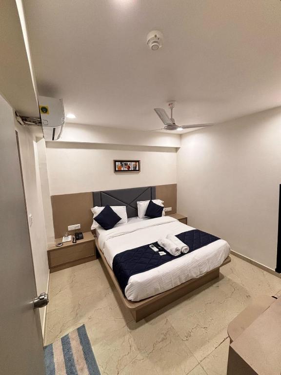 Postel nebo postele na pokoji v ubytování Hotel Royal Square