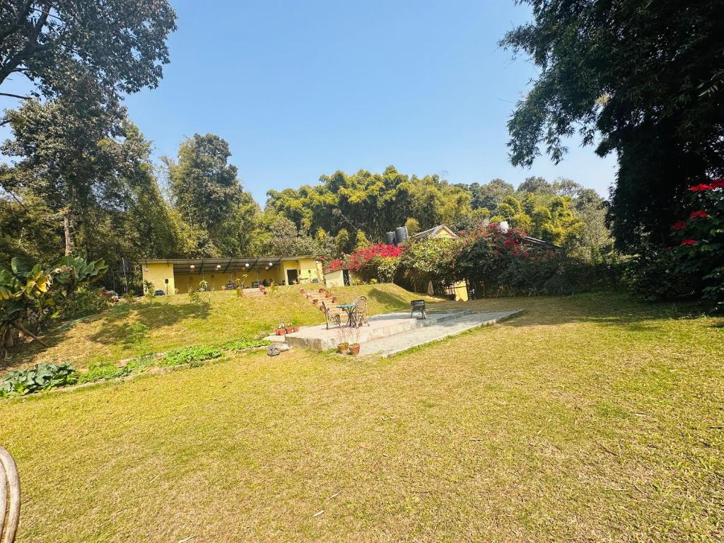 Un jardín fuera de Hotel Tourist Residency
