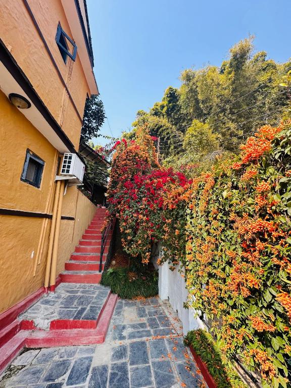 Un jardín fuera de Hotel Tourist Residency