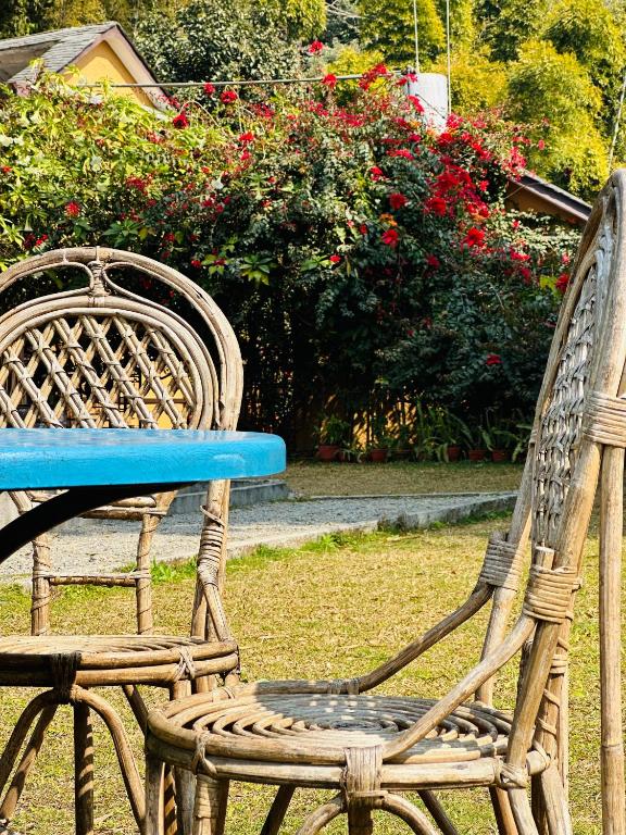 Un jardín fuera de Hotel Tourist Residency