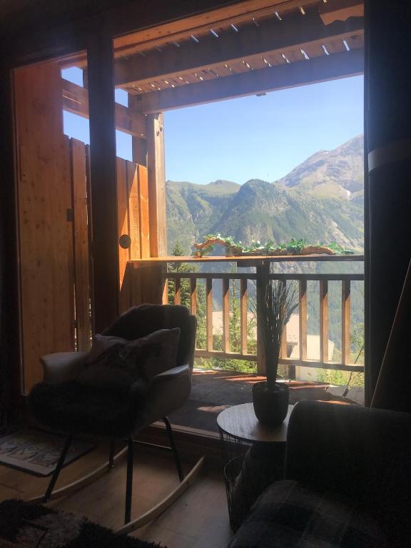 - un salon avec vue sur la montagne dans l'établissement Appartement vue montagne, à Les Estaris