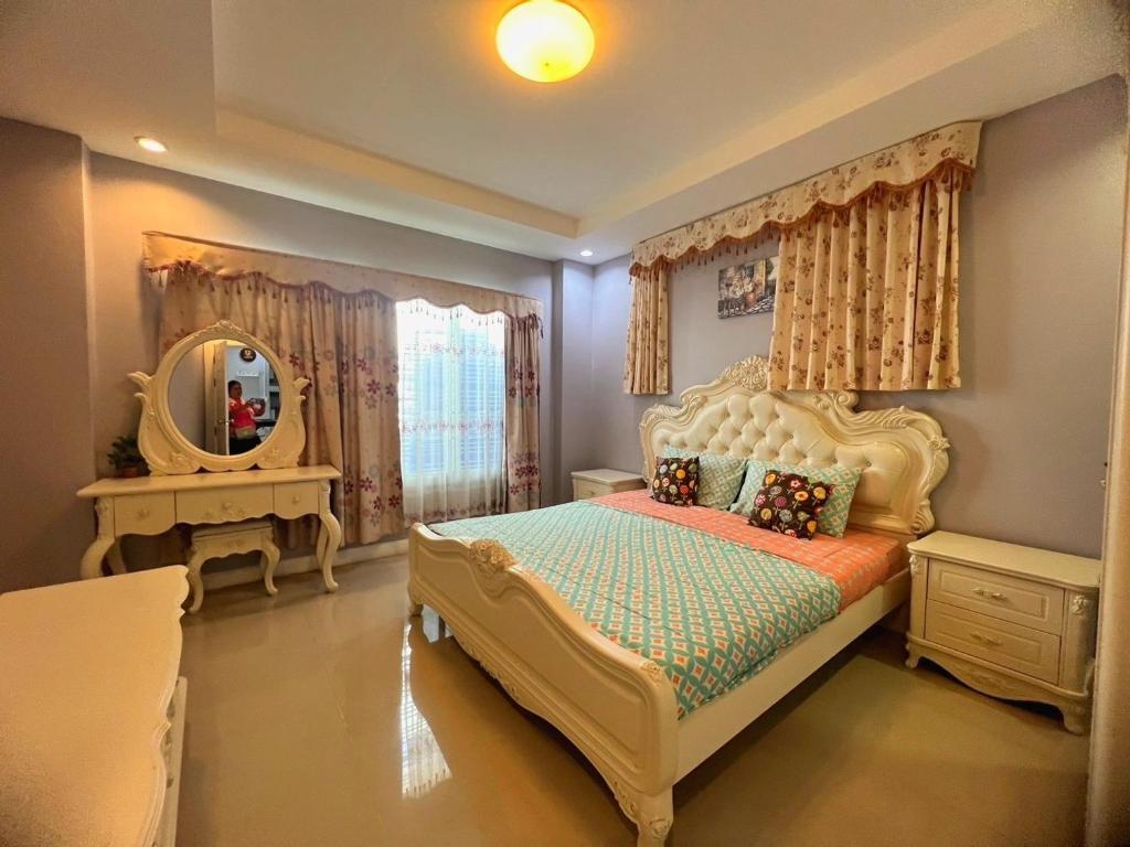 Postel nebo postele na pokoji v ubytování บ้านพูลแอคเซส หัวหิน 4 ห้องนอน จัดปาร์ตี้ คาราโอเกะ โต๊ะพูล พัก 8-20 คน