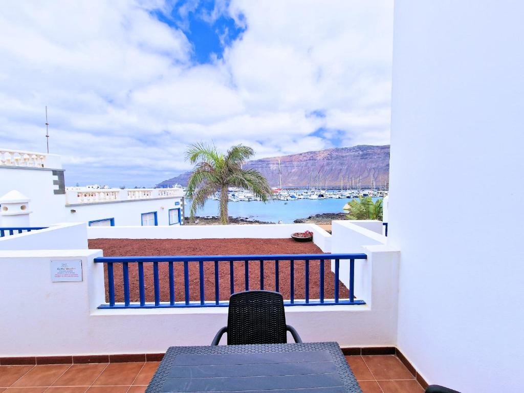 ein Balkon mit Blick aufs Wasser in der Unterkunft La Graciosa Punta Caracol in Caleta de Sebo
