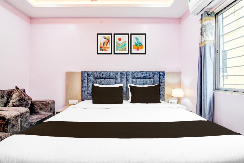Postel nebo postele na pokoji v ubytování Super Collection O SF Road Siliguri Formerly Jyoti Hotel