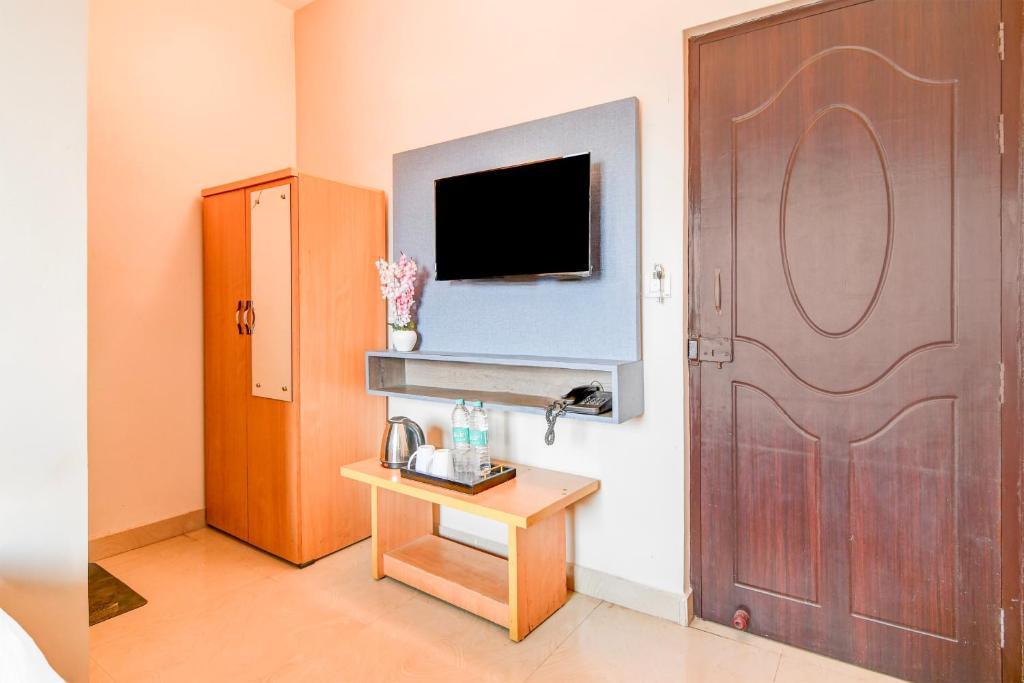 TV a/nebo společenská místnost v ubytování Super Collection O SF Road Siliguri Formerly Jyoti Hotel