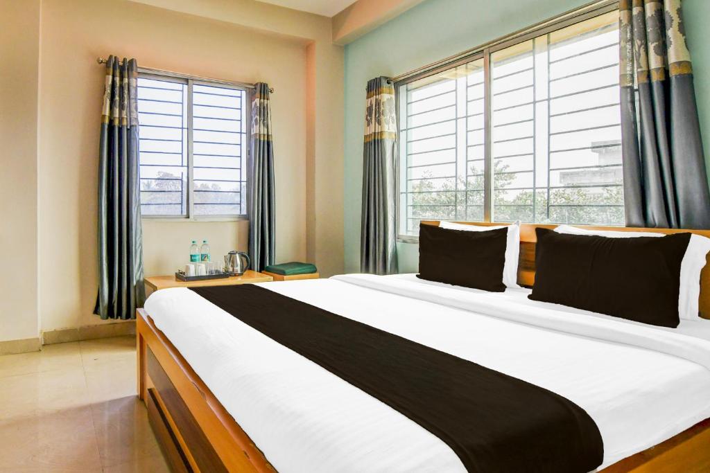 Postel nebo postele na pokoji v ubytování Super Collection O SF Road Siliguri Formerly Jyoti Hotel
