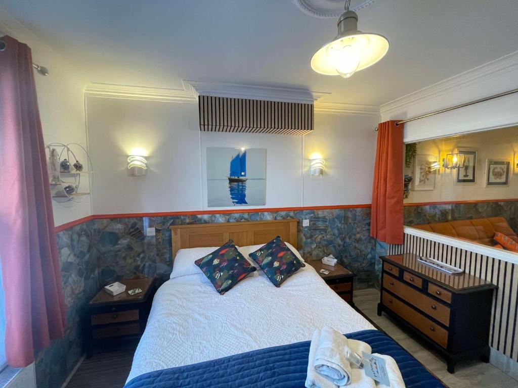 Voodi või voodid majutusasutuse "The Nautical" Dog Friendly Seafront Apartment toas