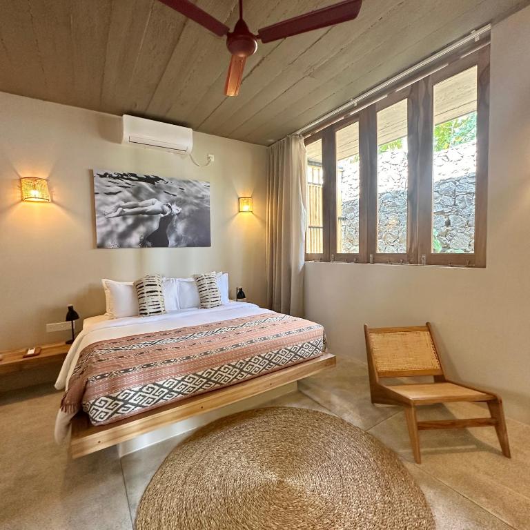 Postel nebo postele na pokoji v ubytování La Playa Villas Hiriketiya