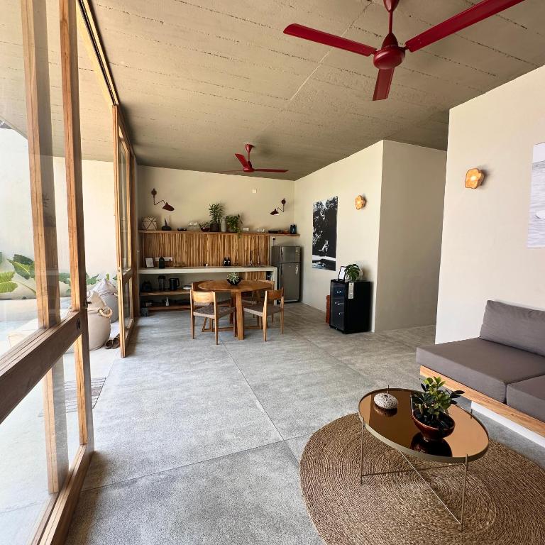 Posezení v ubytování La Playa Villas Hiriketiya