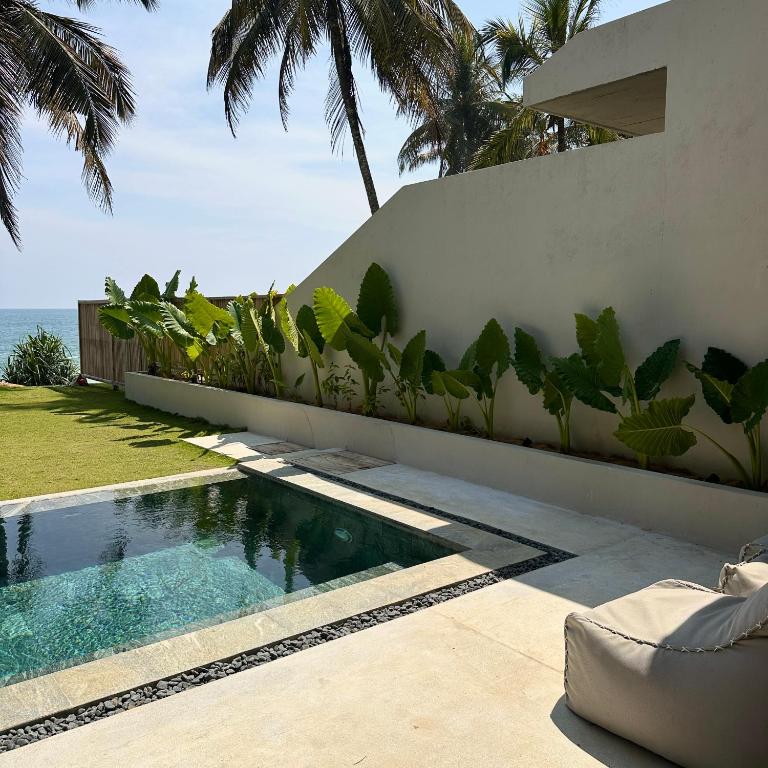 Bazén v ubytování La Playa Villas Hiriketiya nebo v jeho okolí