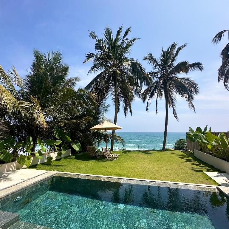 Bazén v ubytování La Playa Villas Hiriketiya nebo v jeho okolí