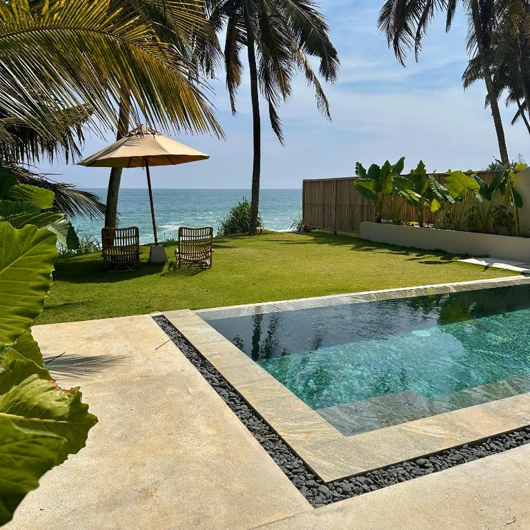 Bazén v ubytování La Playa Villas Hiriketiya nebo v jeho okolí