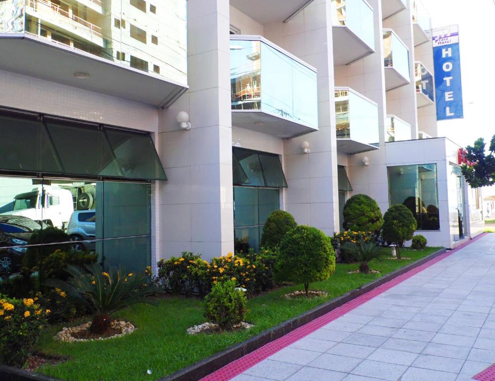 a building with a garden in front of it at Itaparica Praia Hotel in Vila Velha