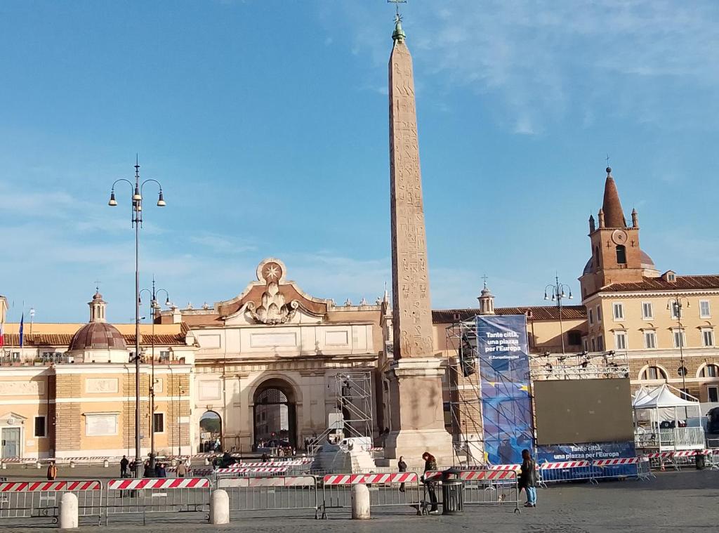 a large building with a monument in front of it at Vista sul Corso rooms in Rome