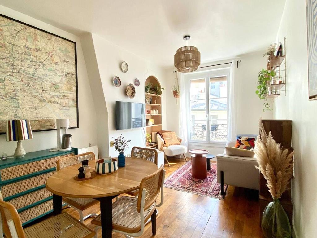 un salon avec une table et un canapé dans l'établissement Charmant appartement calme 2 personnes, à Paris