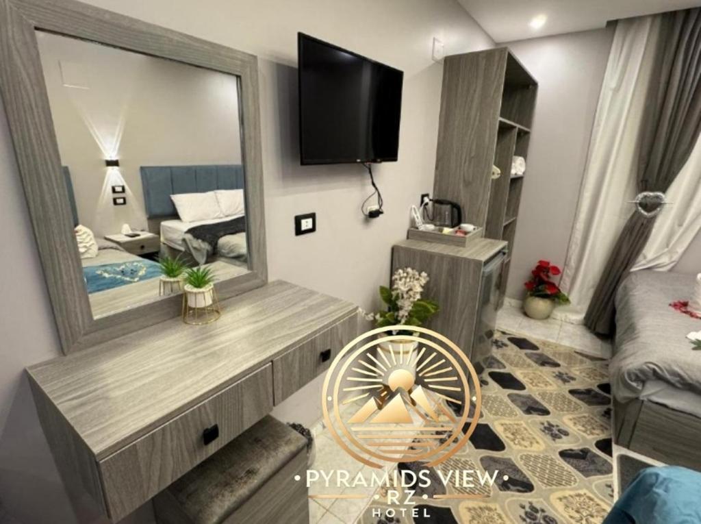 TV a/nebo společenská místnost v ubytování Pyramids View R Z Hotel