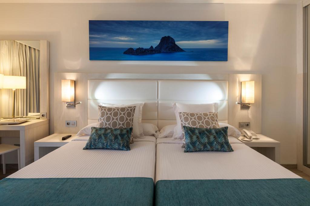 Postel nebo postele na pokoji v ubytování Ibiza Corso Hotel & Spa