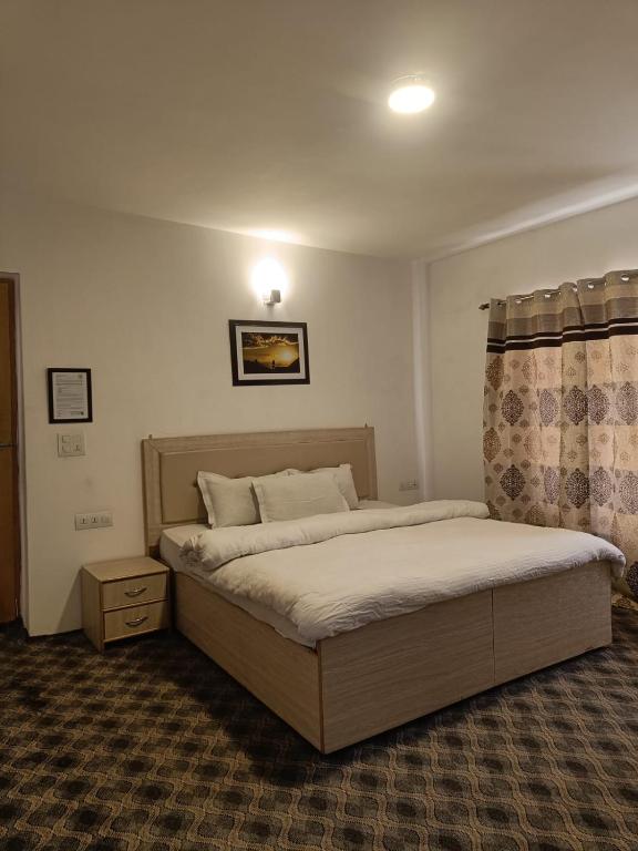 Postel nebo postele na pokoji v ubytování yangphel house