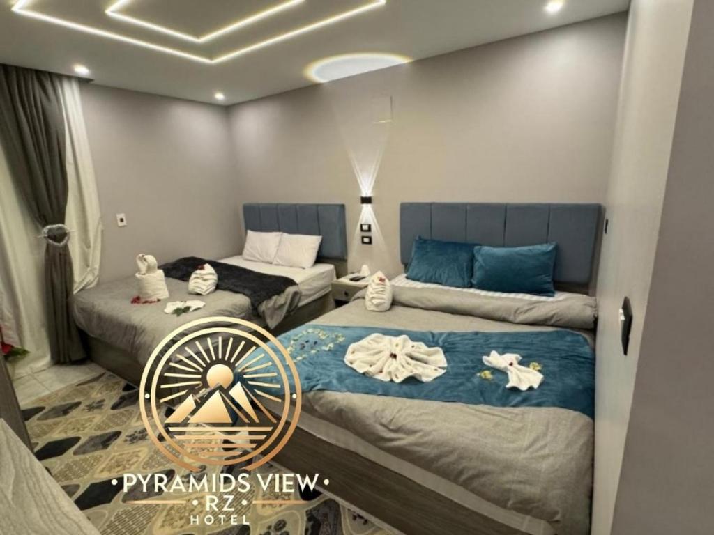 Postel nebo postele na pokoji v ubytování Pyramids View R Z Hotel