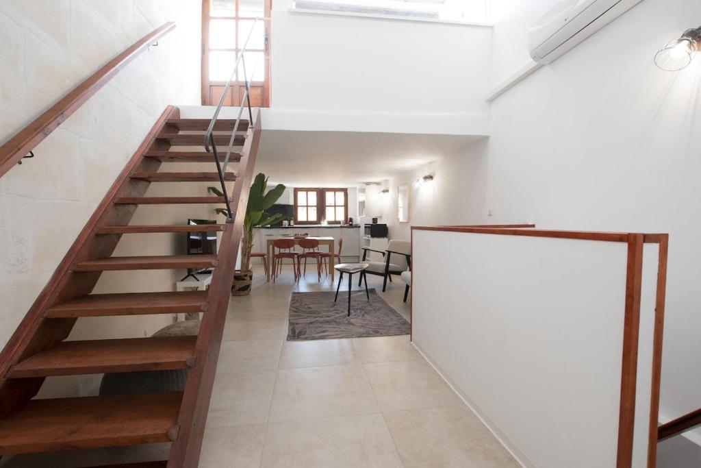 une chambre avec des escaliers et une salle à manger avec une table dans l'établissement Rooftop de la Roquette Terrasse Clim, à Arles