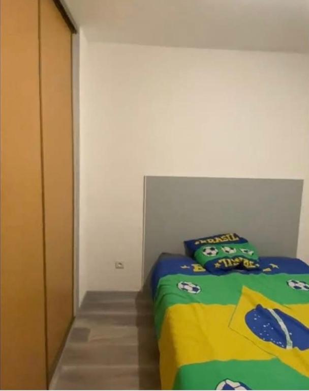 un lit avec deux oreillers dessus dans une chambre dans l'établissement Le Cap d Agde, au Cap d'Agde