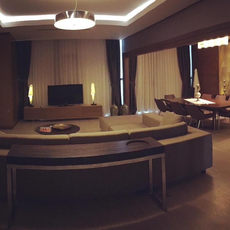 A television and/or entertainment centre at Anemon Grand Samsun Otel