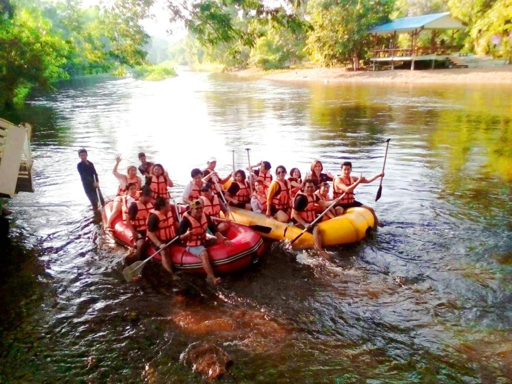 Výhled na řeku, která protéká v blízkosti rezortu