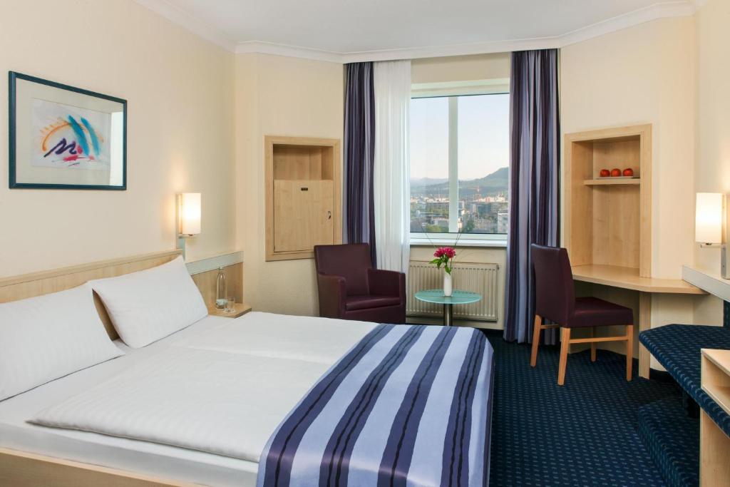Postel nebo postele na pokoji v ubytování IntercityHotel Freiburg