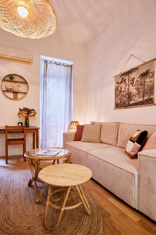 un salon avec un canapé et une table dans l'établissement Appartement refait à neuf entre plage et vieux port, à Marseille