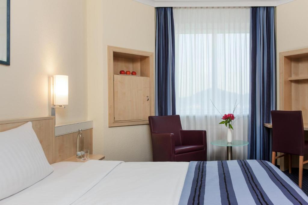 Postel nebo postele na pokoji v ubytování IntercityHotel Freiburg