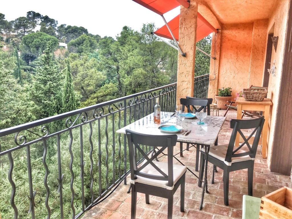 Un patio con una mesa y sillas en un balcón. en T2 55 m2 avec terrasse 25 m2, en La Ciotat