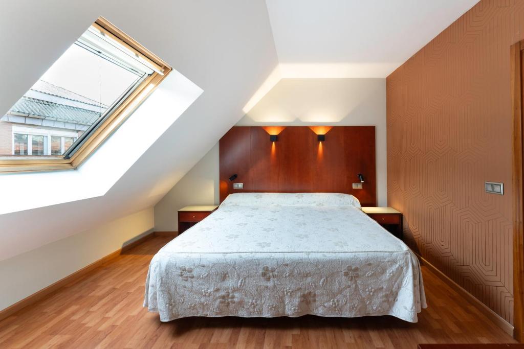 Postel nebo postele na pokoji v ubytování Hotel Doña Urraca