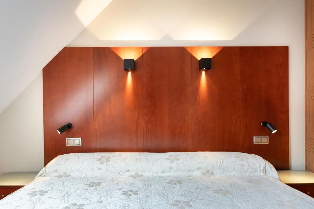 Postel nebo postele na pokoji v ubytování Hotel Doña Urraca