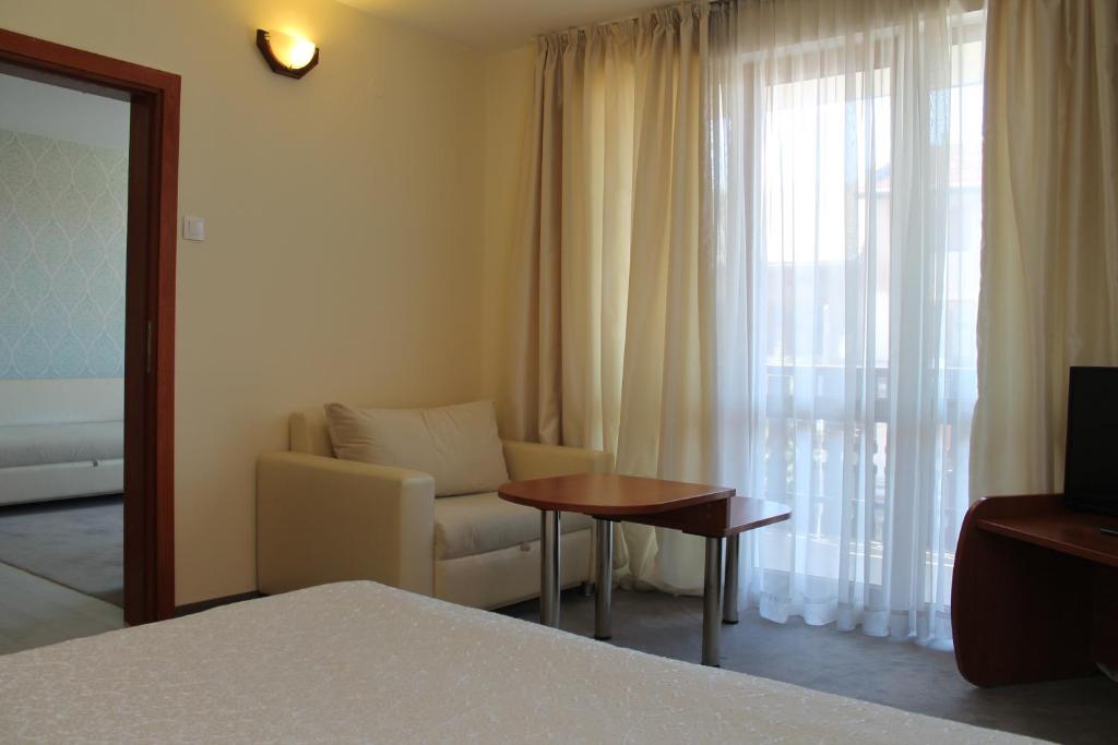 Elegant Hotel - One-Bedroom Suite (4 Adults)