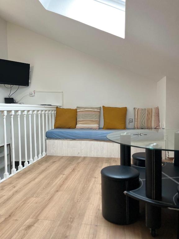 un salon avec un canapé et une table dans l'établissement Studio Strasbourg centre, à Strasbourg