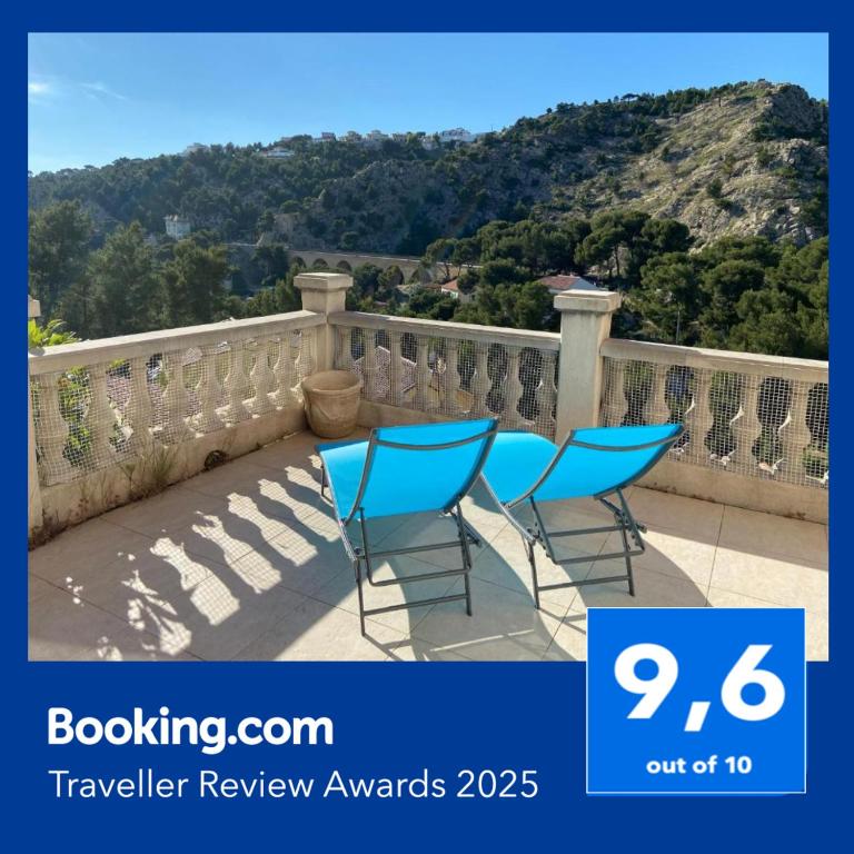 une paire de chaises bleues assises sur un balcon dans l'établissement La Casa Calanquaise - Mer à 250m accessible à pied - T2 Spacieux indépendant - Terrasse Ombragée, à Ensuès-la-Redonne