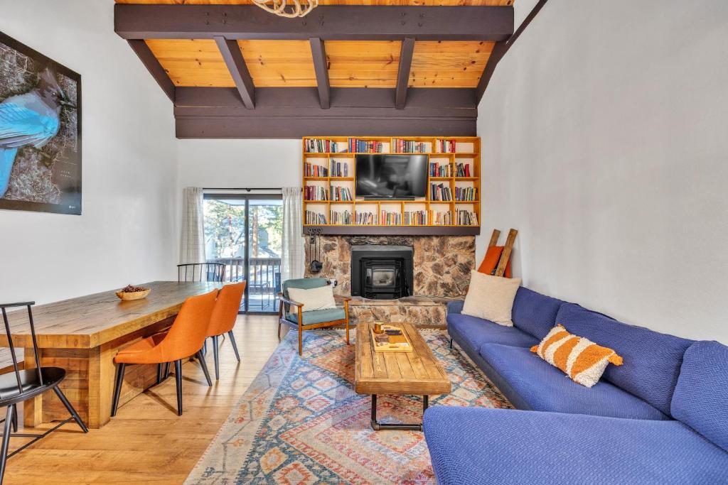 Χώρος καθιστικού στο Alpine Retreat in the Heart of Incline Village condo