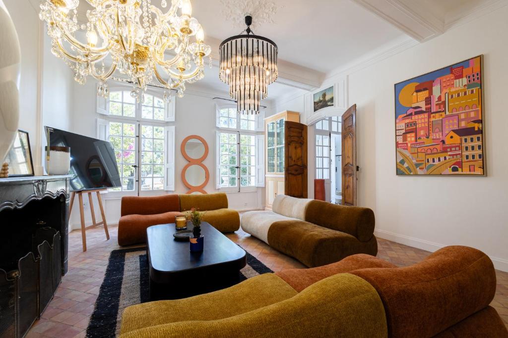 - un salon avec un canapé et un lustre dans l'établissement MAISON BOURGEOISE COTE BLEU en centre ville, à Martigues