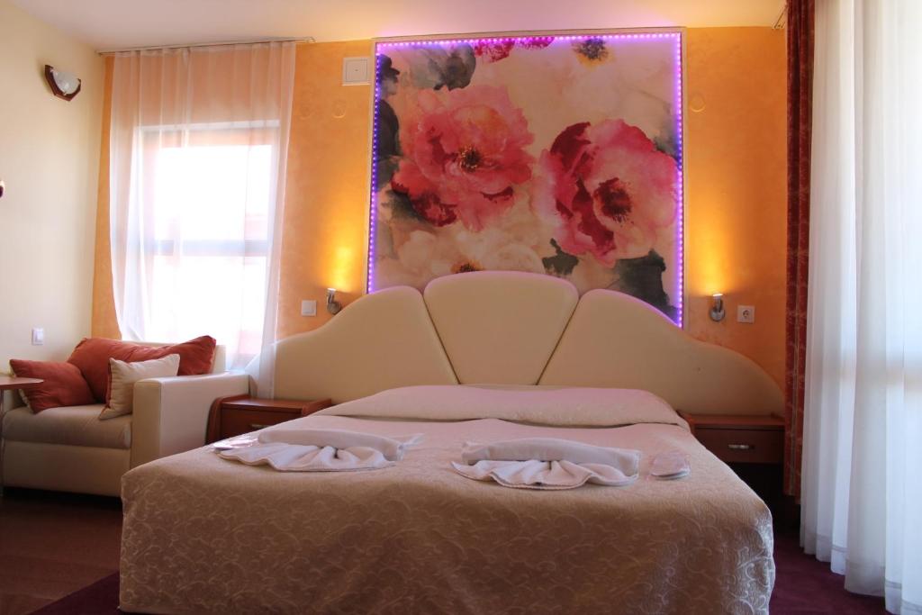 Elegant Hotel - One-Bedroom Suite (3 Adults)