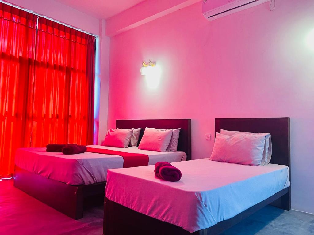 Postel nebo postele na pokoji v ubytování Red Letter Hotel