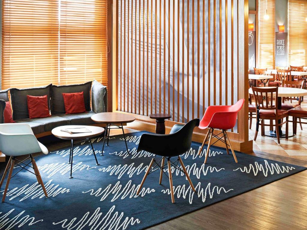 Uma área de estar em ibis Sorocaba