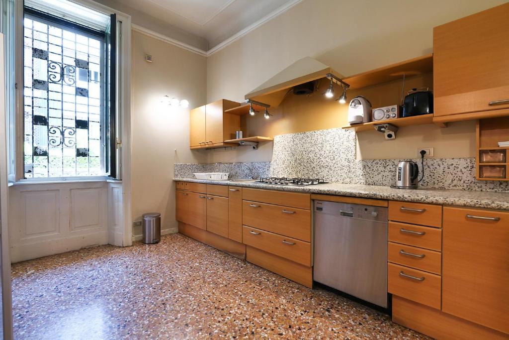 Kuchnia lub aneks kuchenny w obiekcie Villa Frascati with garden - City Life