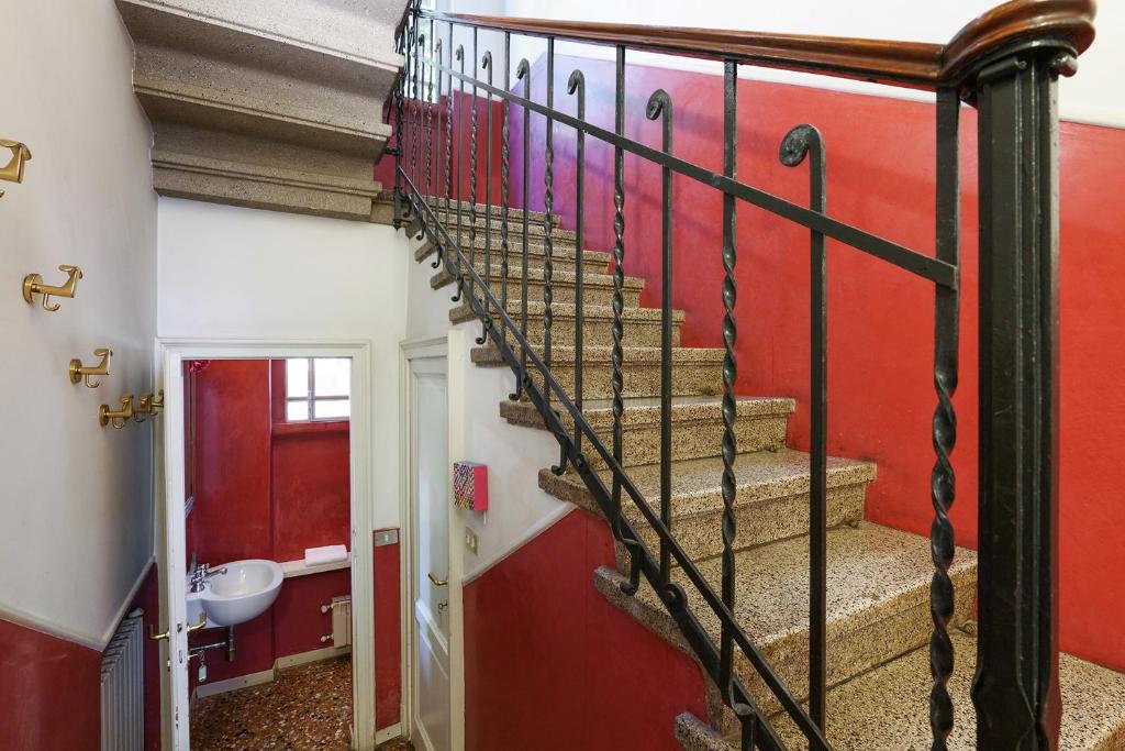klatka schodowa w domu z czerwoną ścianą w obiekcie Villa Frascati with garden - City Life w Mediolanie