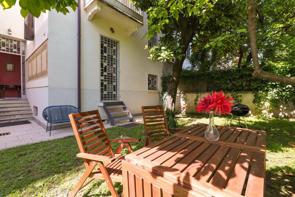 Ogród w obiekcie Villa Frascati with garden - City Life