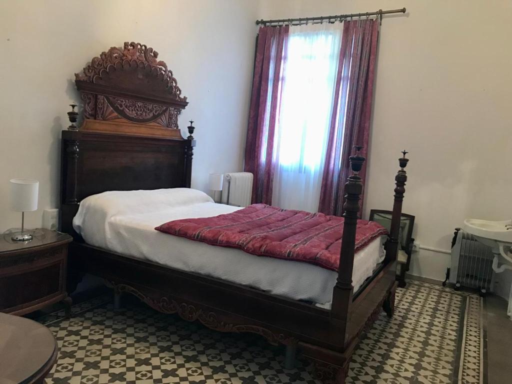 A bed or beds in a room at La Almedina: Palacio de Foronda