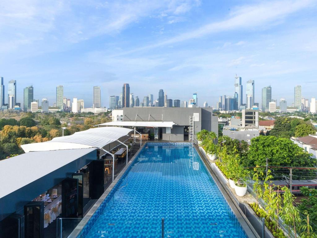 Bazén v ubytování Mercure Jakarta Cikini nebo v jeho okolí