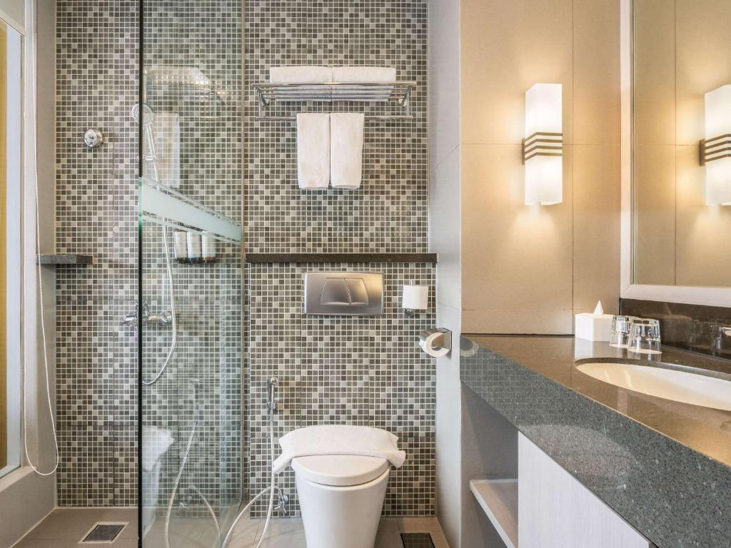 Koupelna v ubytování Mercure Jakarta Cikini