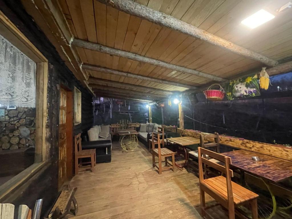 Posezení v ubytování Shtepizat e Rames Agroturizem