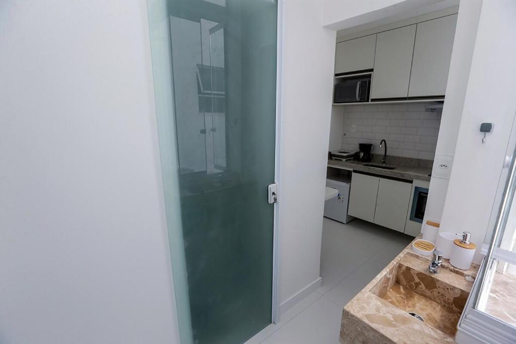 Køkken eller tekøkken på Kitnet Aconchego com sofisticação na Barra, Salvador, Bahia